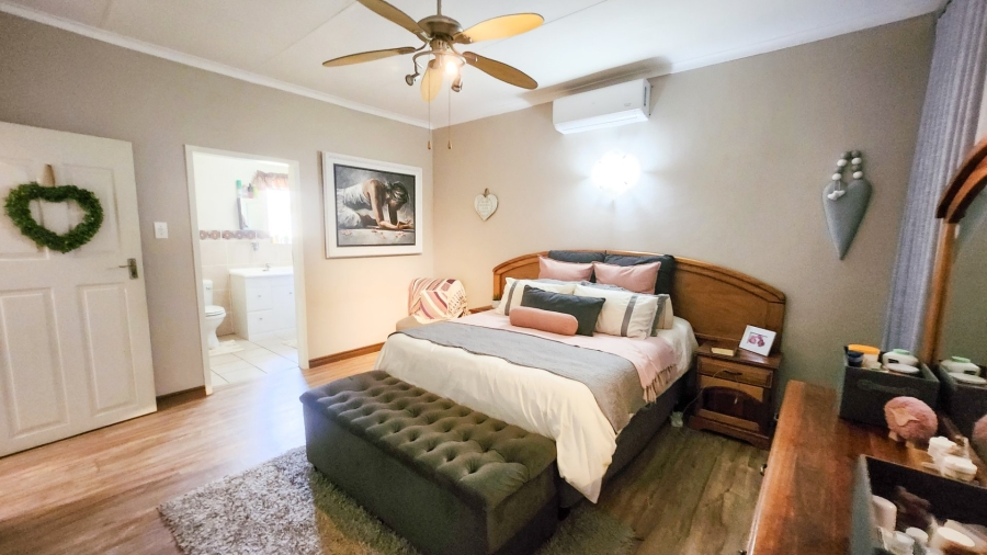 4 Bedroom Property for Sale in Wilkoppies North West